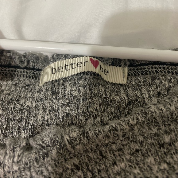 Beautiful top - Picture 2 of 2